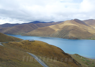 Yandrok Yumtso Lake in Tibet is the biggest inland lake in the northern Himalayas.